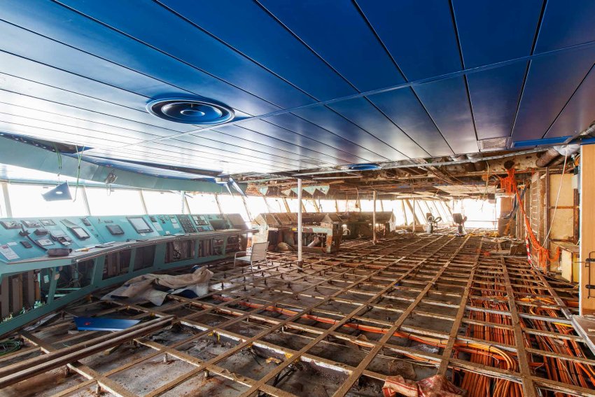 Fotograf Jonathan Danko Kielkowski ist letztes Jahr nach Genua gereist, um das Innere der "Costa Concordia" zu dokumentieren. Ein Großteil der zugänglichen Bereiche des Schiffes konnte er dokumentieren. Die Aufräumarbeiten im Inneren des Schiffs hatten zu diesem Zeitpunkt gerade erst begonnen.
